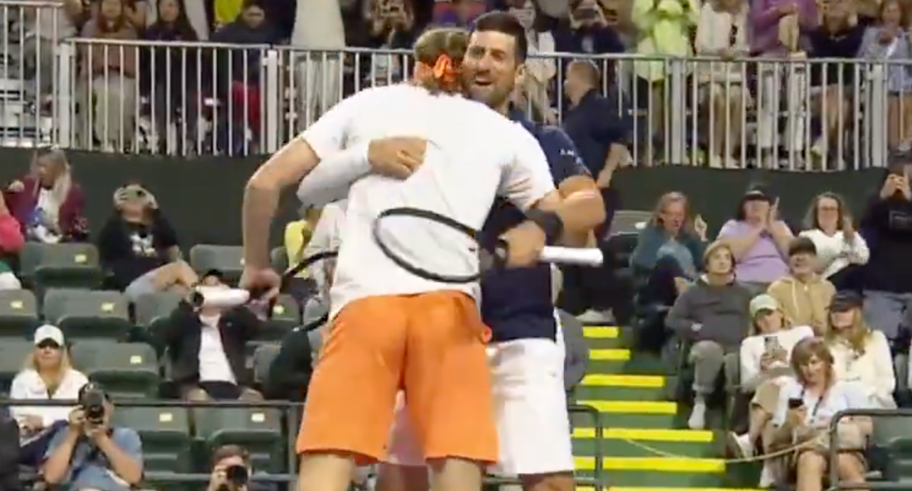 Ο Στέφανος Τσιτσιπάς και ο Νόβακ Τζόκοβιτς αγκαλιάζονται μετά τη νίκη τους / Screenshot