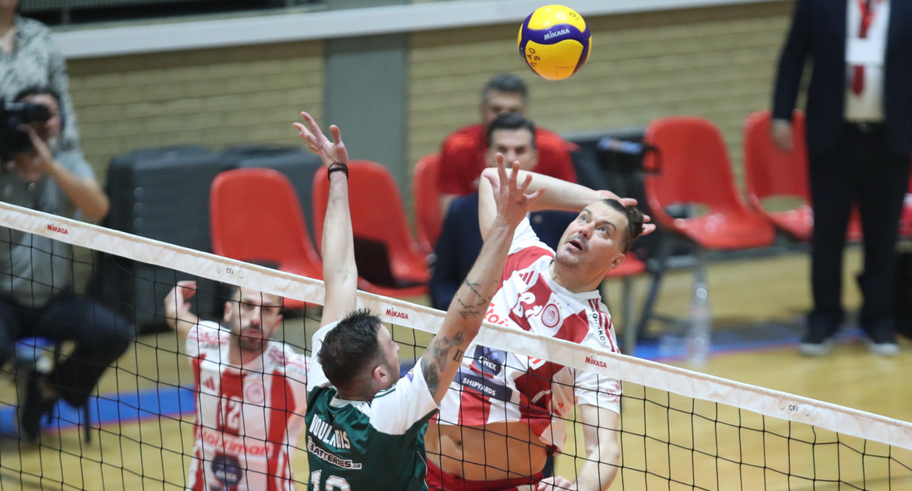 Φάση από το Παναθηναϊκός Ολυμπιακός με τον Τζούριτς να καρφώνει και τον Βουλκίδη να είναι στο μπλοκ / Πηγή: Intime