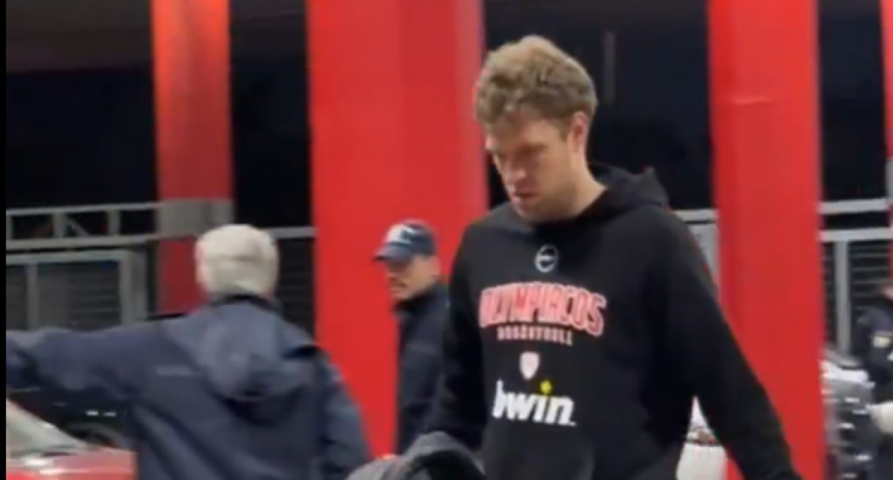 Ο τραυματίας Σάσα Βεζένκοφ φτάνει στο ΣΕΦ