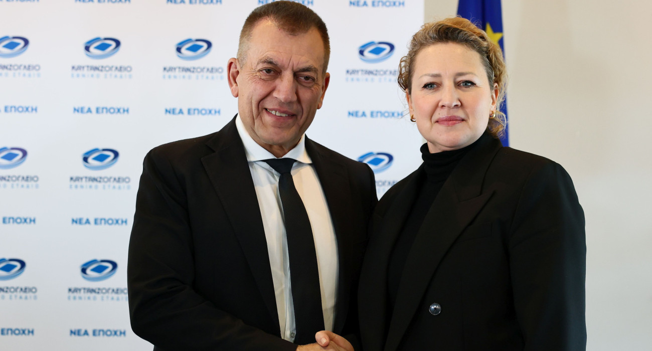 Ο αναπληρωτής υπουργός Αθλητισμού, Γιάννης Βρούτσης με τη διευθύνουσα σύμβουλο της ΠΑΕ ΠΑΟΚ, Μαρία Γκοντσάροβα / Πηγή: Eurokinissi