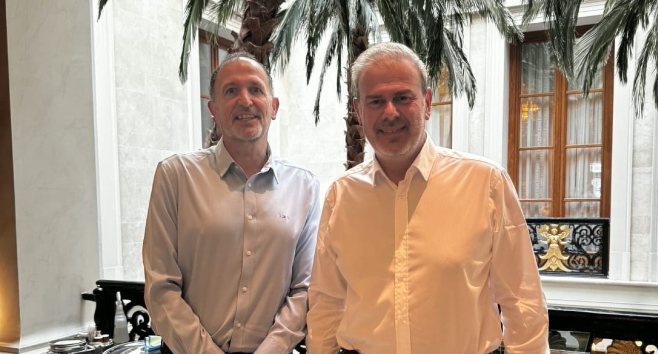 Ο Τσους Μπουένο με τον Δημήτρη Φραγκάκη