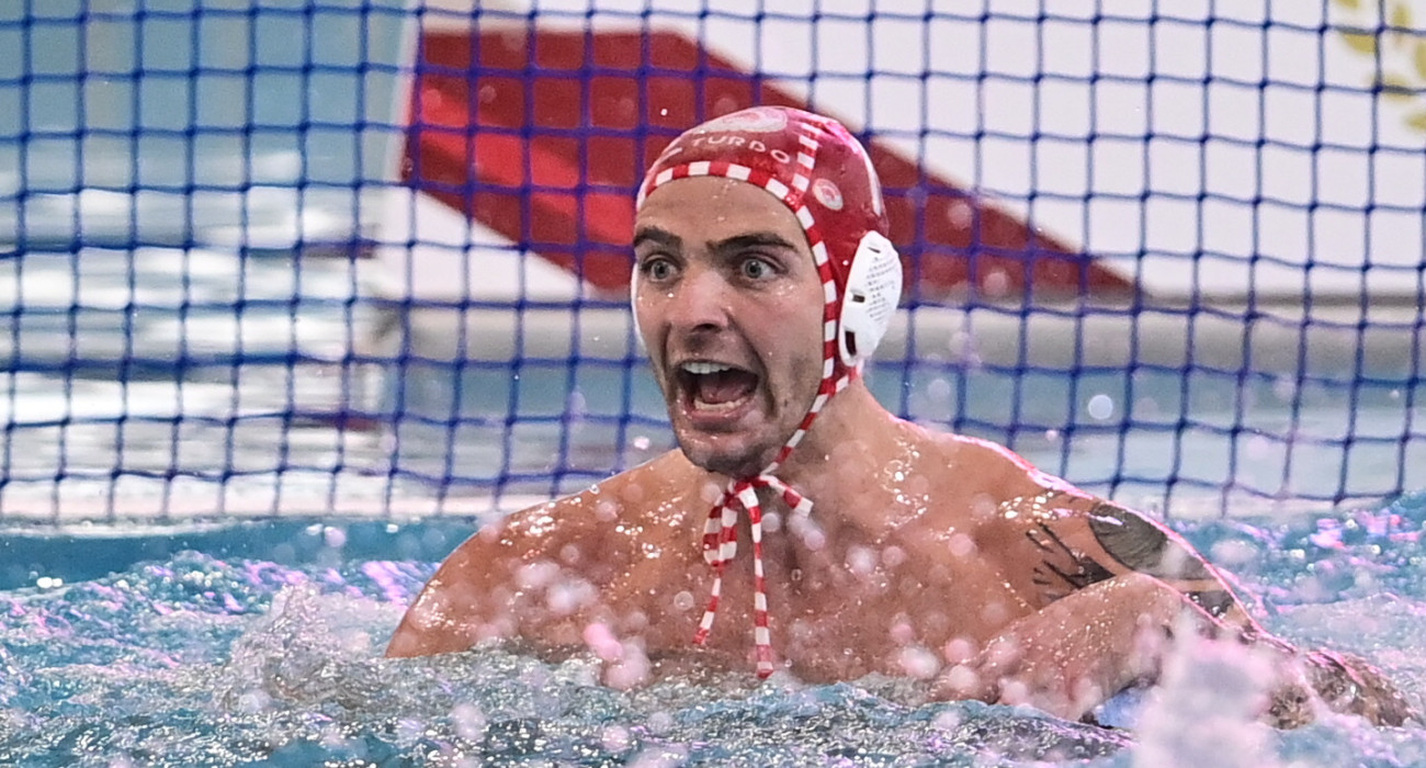 Ο Μάνος Ζερδεβάς στον αγώνα του Ολυμπιακού / Πηγή: Intime