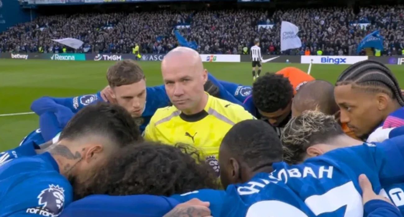 Οπαδοί της Τσέλσι περικύκλωσαν τον διαιτητή / Screenshot