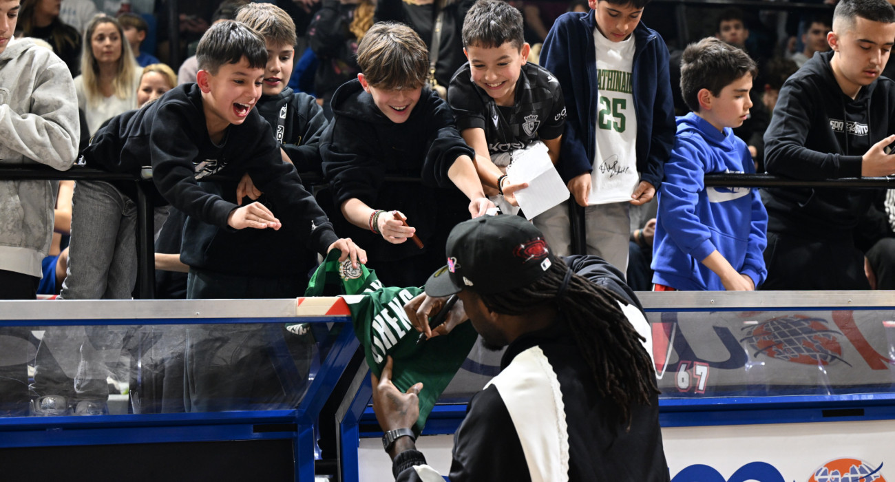 Ο Ματίας Λεσόρ υπογράφει φανέλες στο γήπεδο του Πανιωνίου, Πηγή: Vaggelis Stolis