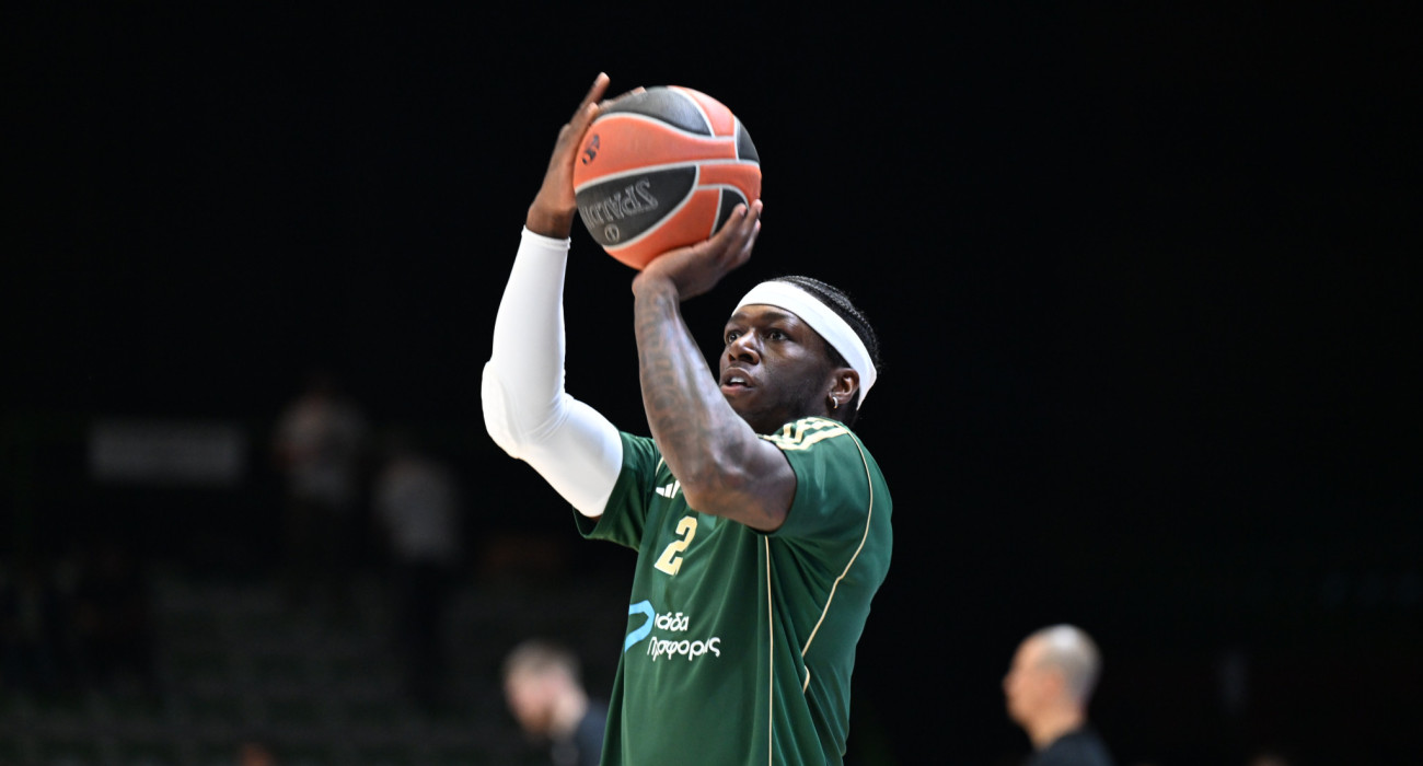 Ο Κέντρικ Ναν πραγματοποιεί ζέσταμα πριν την αναμέτρηση απέναντι στη Dubai BC / Πηγή: Vaggelis Stolis