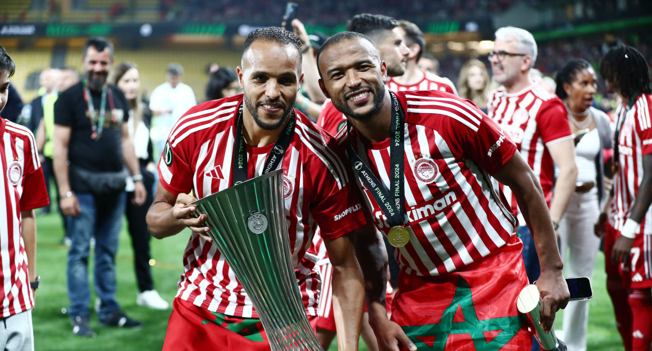 Οι Γιουσέφ Ελ Αραμπί και Αγιούμπ Ελ Κααμπί πανηγυρίζουν τη κατάκτηση του Conference League / Πηγή: InTime