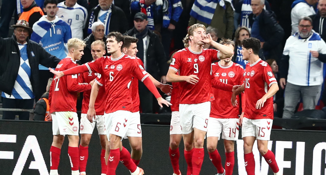 Οι ποδοσφαιριστές της εθνικής ομάδας της Δανίας πανηγυρίζουν το γκολ του Χόιλουντ / Πηγή: Intime