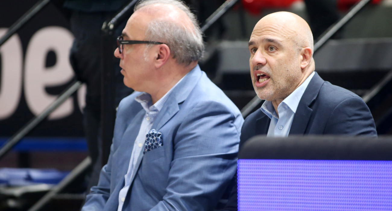 Ο Σταύρος Ελληνιάδης στο πλευρό του Άρη Λυκογιάννη στον πάγκο του Κολοσσού, Πηγή: Intime