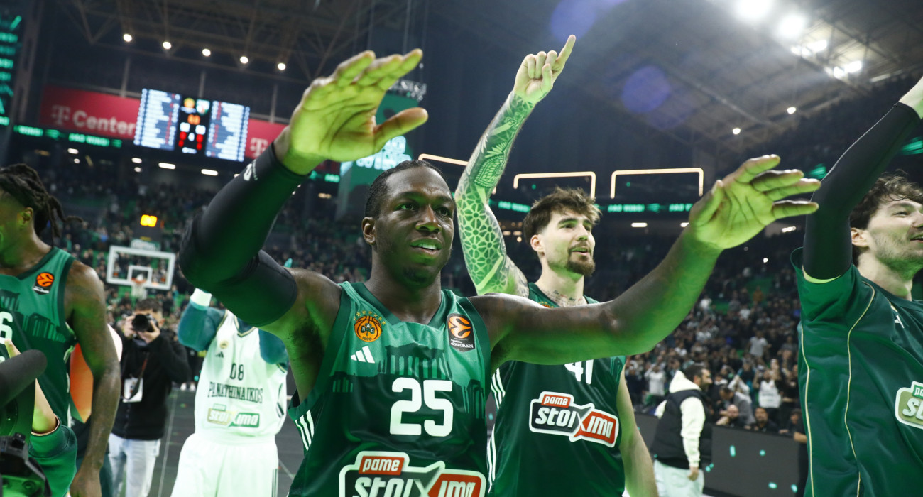 Ο Χουάντσο Ερνανγκόμεθ αποθέωσε τον Κέντρικ Ναν στα αποδυτήρια του Παναθηναϊκού/Πηγή: Eurokinissi