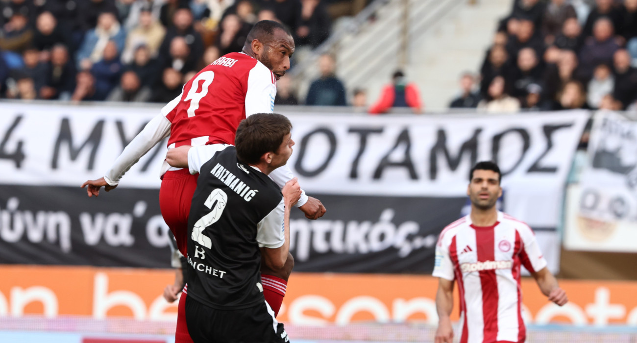 Ο Αγιούμπ Ελ Κααμπί τη στιγμή της κεφαλιάς με την οποία άνοιξε το σκορ για τον Ολυμπιακό κόντρα στον ΟΦΗ / Πηγή: Eurokinissi