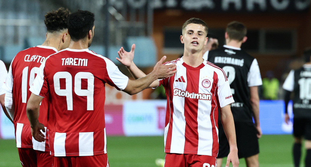 Ο Χρήστος Μουζακίτης πανηγυρίζει το πρώτο του γκολ στην σεζόν 2025/26 με τον Ολυμπιακό / Πηγή: InTime