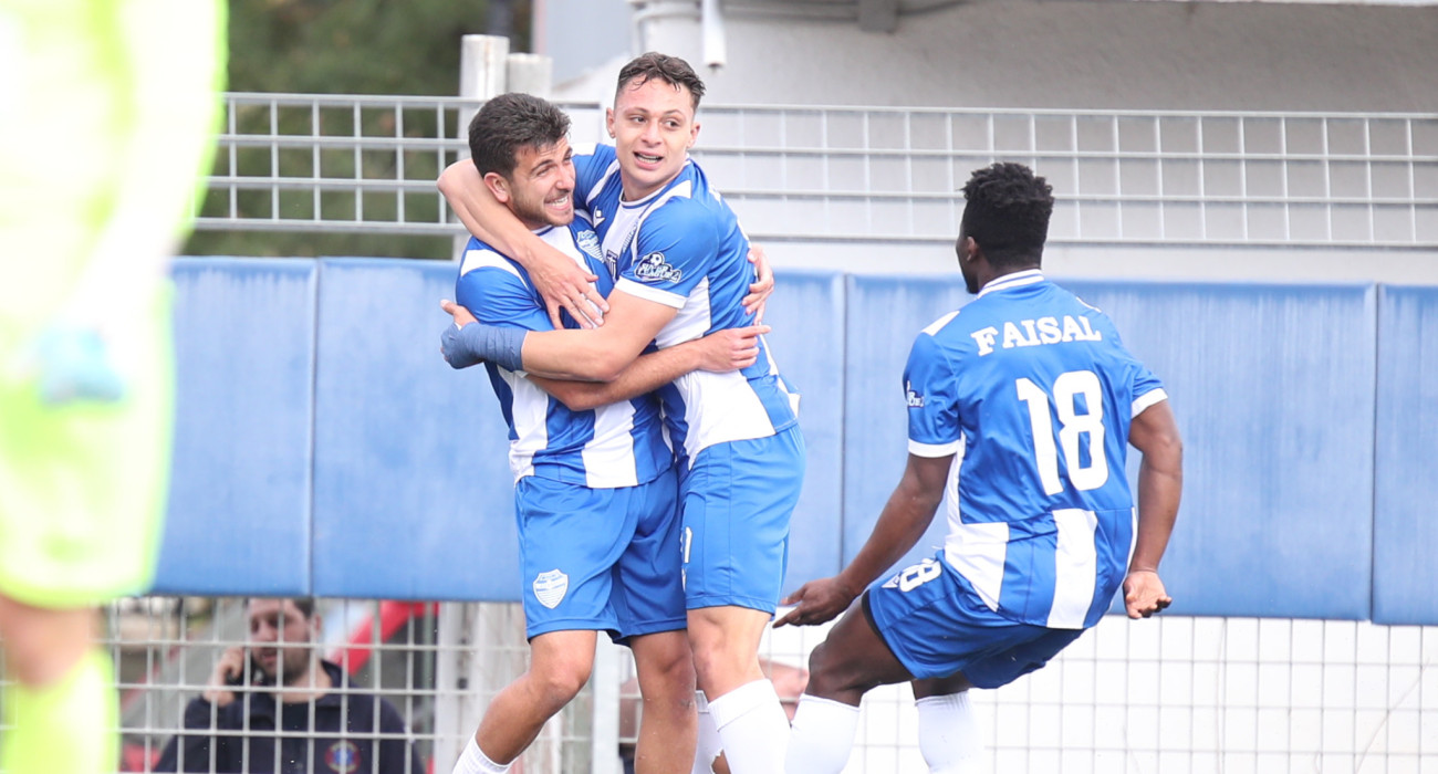 Οι ποδοσφαιριστές του Αιγάλεω πανηγυρίζουν το πρώτο γκολ κόντρα στην Ηλιούπολη / Πηγή: Intime