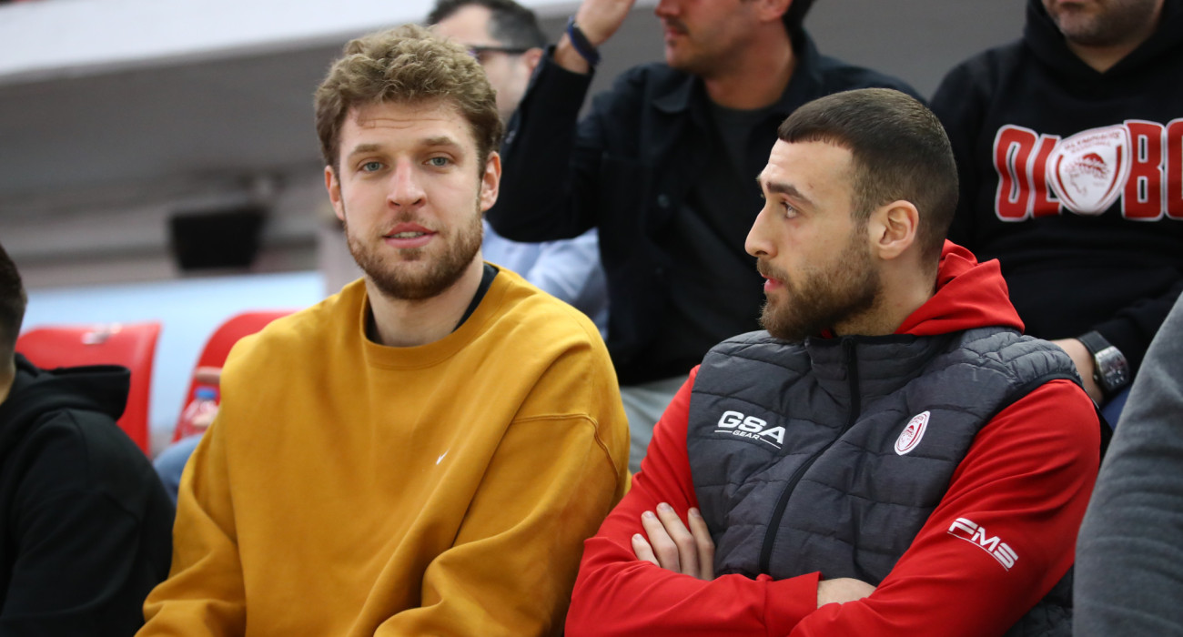 Σάσα Βεζένκοφ και Όμηρος Νετζήπογλου βλέπουν ντέρμπι «αιωνίων» στο πόλο / πηγή: intime