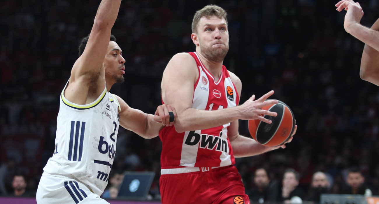 Ο Σάσα Βεζένκοφ σε μία προσπάθεια στο ματς του Ολυμπιακού με τη Φενέρμπαχτσε/Πηγή: Intime