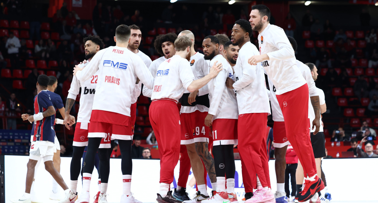 Η είσοδος των παικτών του Ολυμπιακού στο παρκέ του ΣΕΦ / Πηγή: InTime