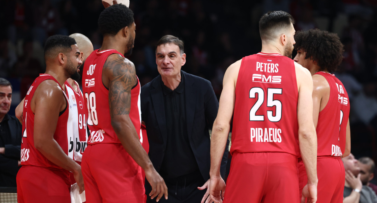 Έντονα τα είπε στους παίκτες του ο Γιώργος Μπαρτζώκας σε τάιμαουτ του Ολυμπιακού, Πηγή: Intime