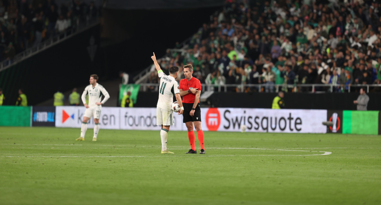 Έντονες διαμαρτυρίες από τον Τάσο Μπακασέτα στον Τομπάιας Στίλερ για το δεύτερο γκολ της Μπέτις / Πηγή: InTime