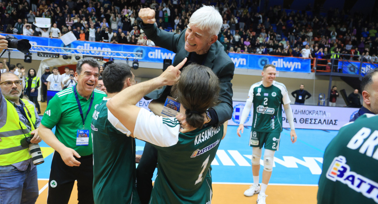 Ο Ρούλης Αγραπιδάκης πανηγυρίζει με τους παίκτες του Παναθηναϊκού την κατάκτηση του Κυπέλλου Ελλάδας / Πηγή: Intime