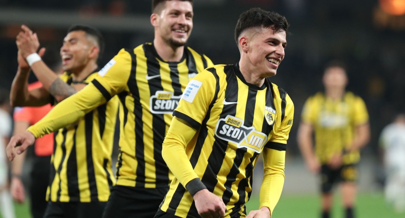 Σταύρος Πήλιος και Λούκα Γιόβιτς πανηγυρίζουν το 3-0 της ΑΕΚ / Πηγή: Eurokinissi