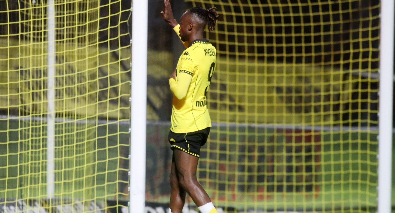 Ο Τίνο Καντεβέρε τα... βάζει με το δοκάρι/Πηγή: Intime