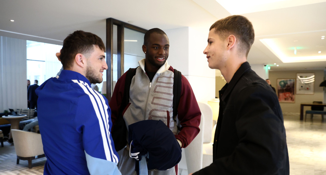 Τεττέη, Μουζακίτης και Ζαφείρης σε ένα... μίνι πηγαδάκι κατά την πρώτη συνάντηση των διεθνών ενόψει των φιλικών του Μαρτίου / Πηγή: Intime