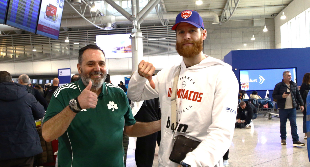 Ο Τόμας Γουόκαπ μαζί με φίλο του Παναθηναϊκού / Πηγή: InTime