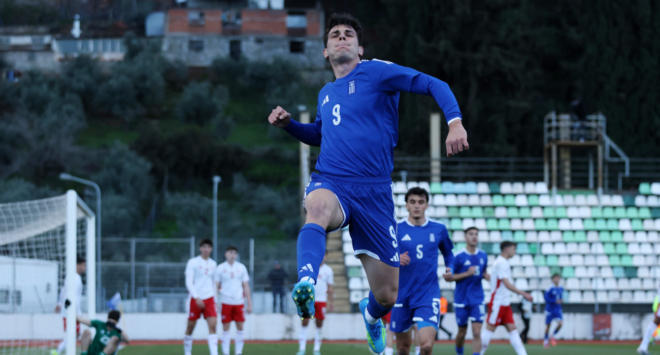 Ο Γιώργος Κούτσιας πανηγυρίζει το γκολ του με την Εθνική Ελπίδων / Πηγή: InTime