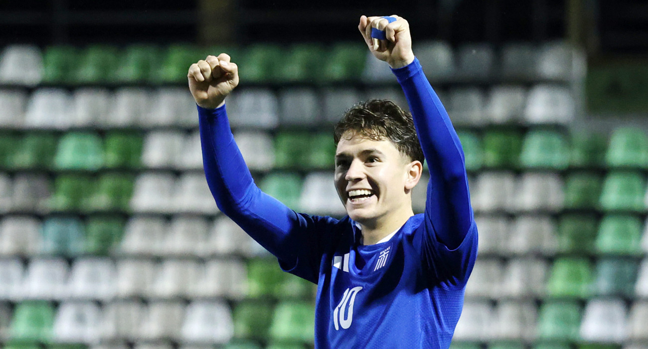 Ο Δημήτρης Καλοσκάμης πανηγυρίζει το γκολ του με την Εθνική Ελπίδων / Πηγή: InTime