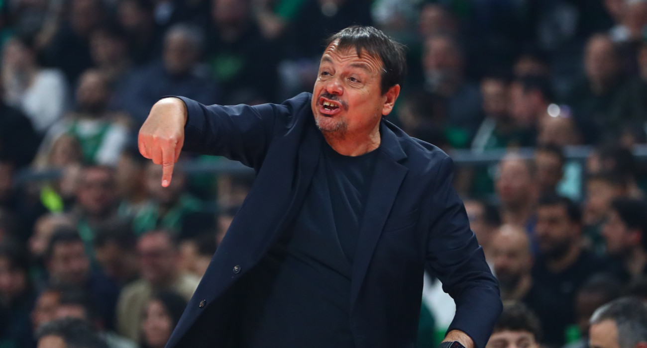 Ο Εργκίν Αταμάν δίνει οδηγίες στο παιχνίδι του Παναθηναϊκού με την Μονακό / Πηγή: InTime