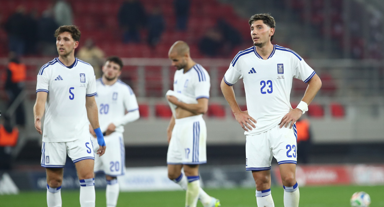 Ο Παναγιώτης Ρέτσος, ο Νεκτάριος Τριάντης, Παντελής Χατζηδιάκος και ο Χρήστος Ζαφείρης μετά την ήττα της Εθνικής Ελλάδας από την Παραγουάη / Πηγή: Intime