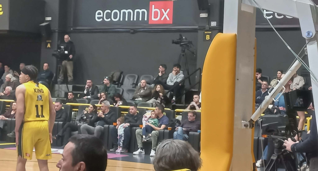 Ο Αλέξανδρος Σαμοντούροβ παρακολουθεί την αναμέτρηση ανάμεσα σε Μαρούσι και Περιστέρι / Πηγή: Athletiko.gr