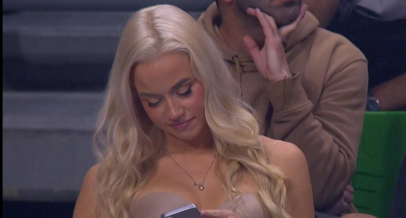 Η εντυπωσιακή ξανθιά φίλαθλος