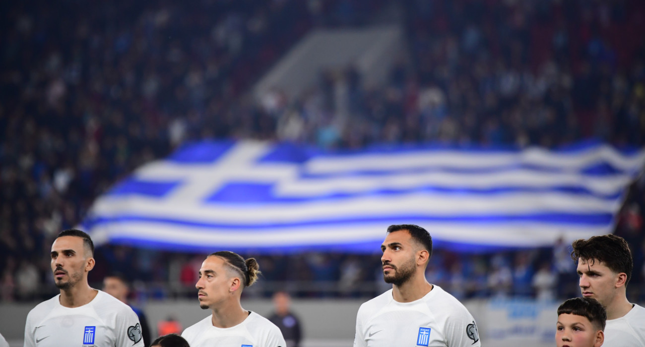 Ο Δημήτρης Κουρμπέλης, ο Κώστας Τσιμίκας, ο Βαγγέλης Παυλίδης και ο Χρήστος Τζόλης πριν την αναμέτρηση Ελλάδα - Σκωτία / Πηγή: Eurokinissi