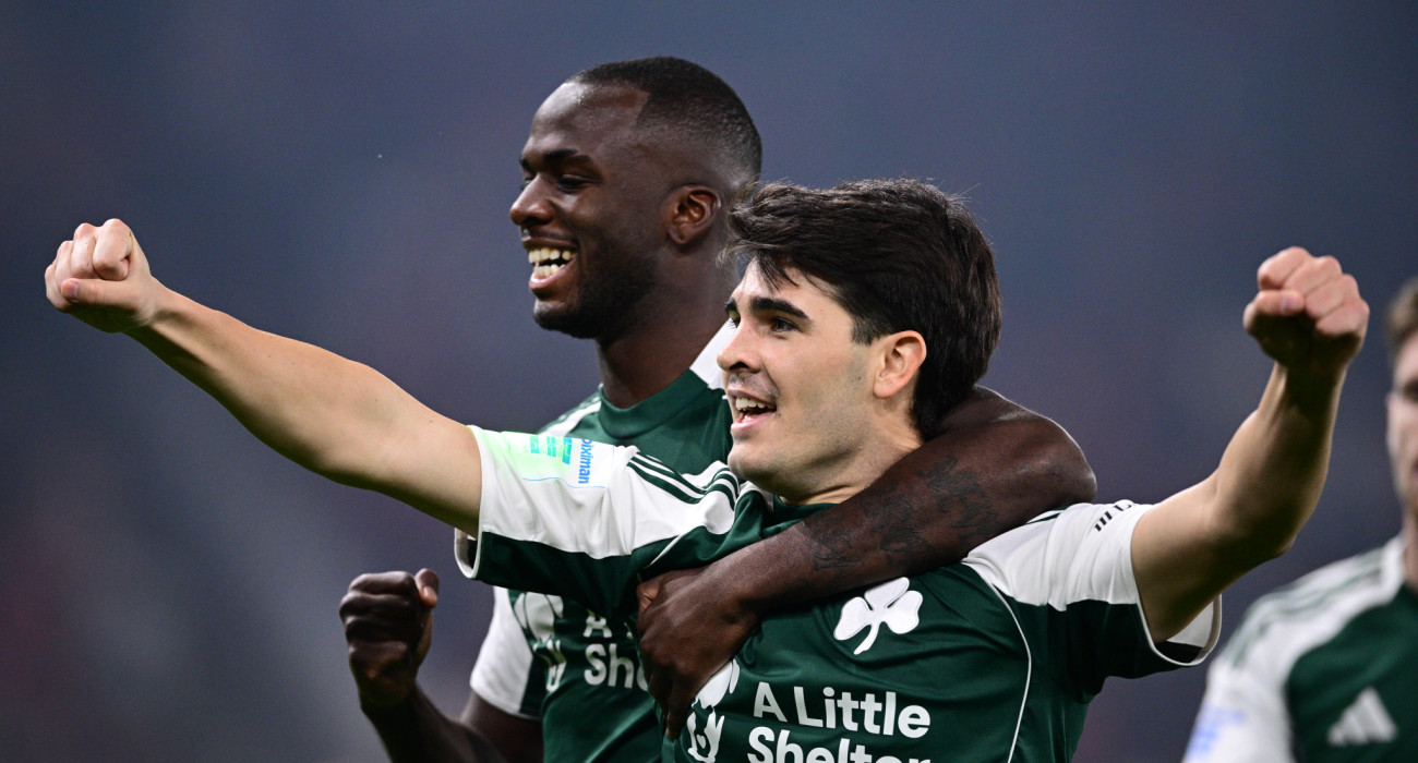 Ο Ανδρέας Τεττέη και ο Βισέντε Ταμπόρδα πανηγυρίζουν με τη φανέλα του Παναθηναϊκού / Πηγή: Eurokinissi