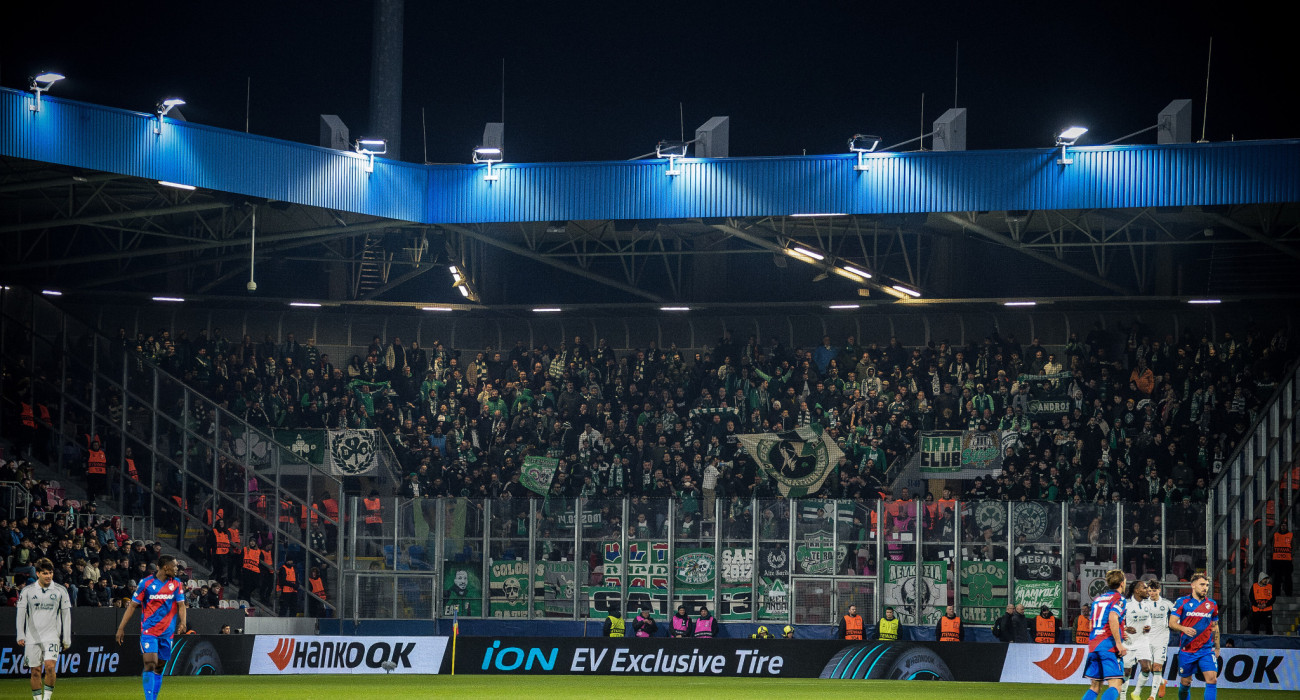 Οι φίλοι του Παναθηναϊκού που βρέθηκαν στο Πλζεν / Πηγή: Eurokinissi