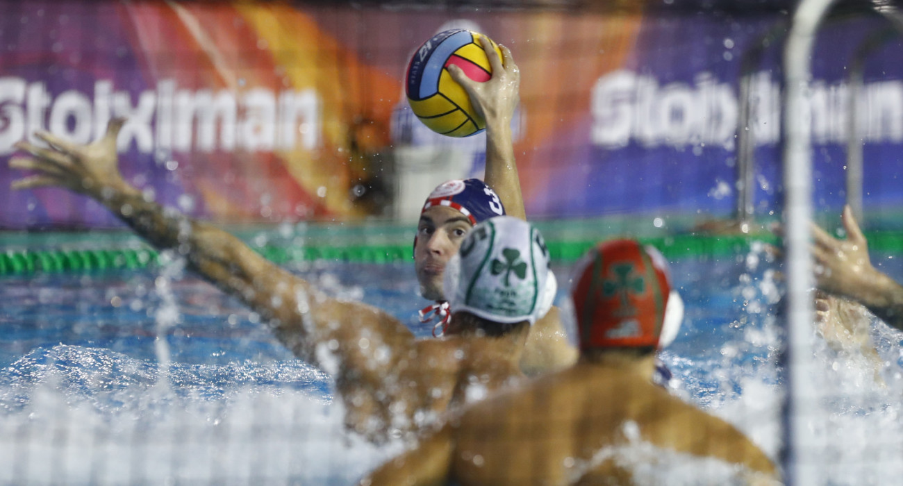 Επίθεση του Ολυμπιακού απέναντι στον Παναθηναϊκό στον τελικό Κυπέλλου / Πηγή: Eurokinissi