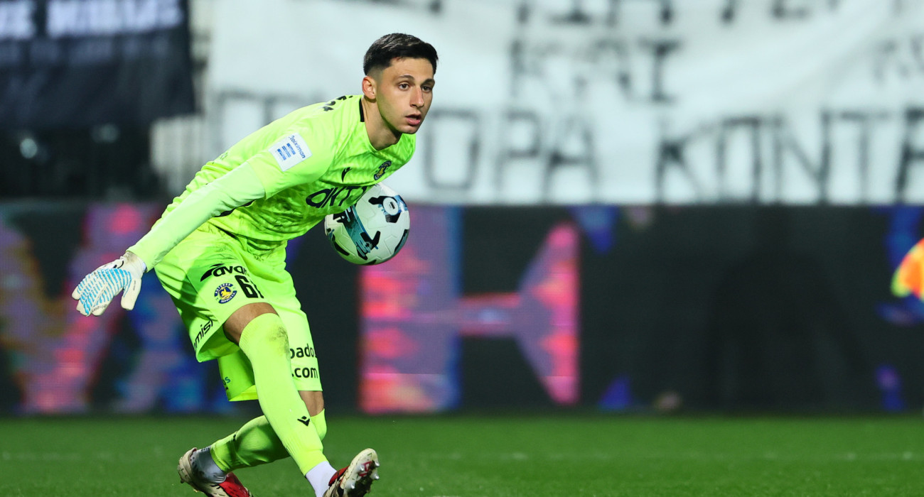 Ο Βασίλη Χατζηεμμανουήλ κάτω από τα γκολπόστ του Αστέρα AKTOR  / Πηγή: Eurokinissi