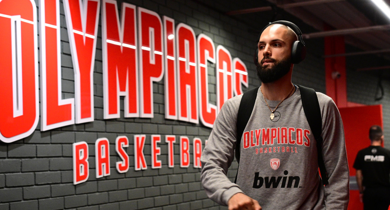 Ο Εβάν Φουρνιέ με τα ρούχα αποστολής του Ολυμπιακού / πηγή: eurokinissi