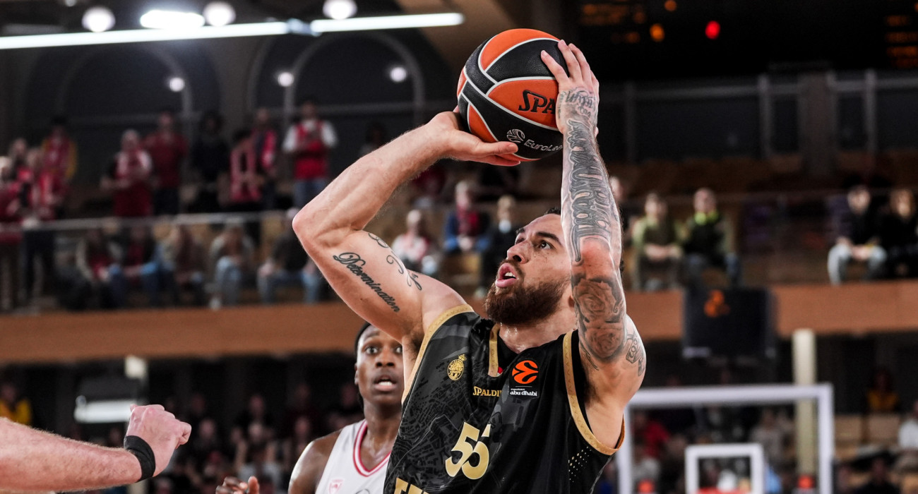 Ο Μάικ Τζέιμς της Μονακό σε μία προσπάθεια για σουτ/Πηγή: Eurokinissi