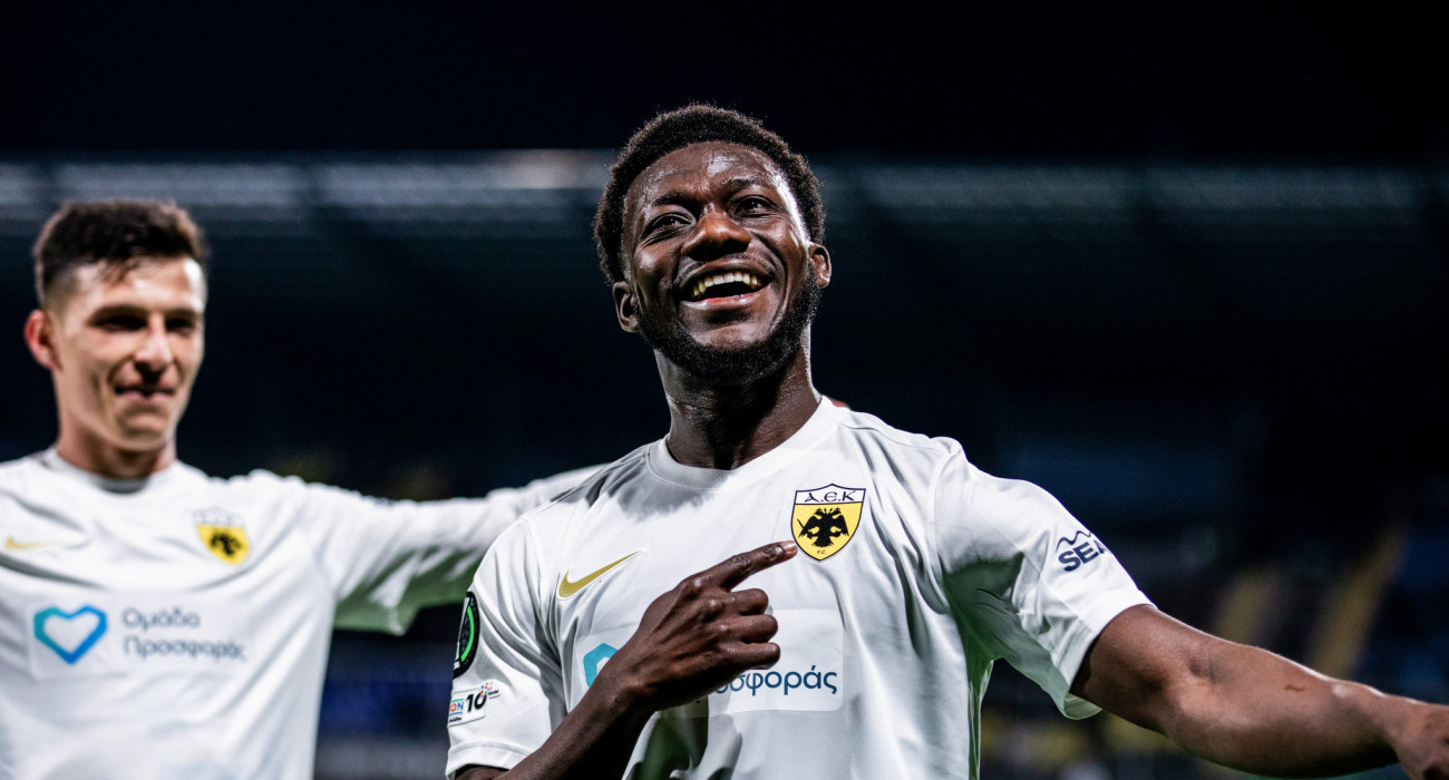 O Kοϊτά δείχνει το σήμα της ΑΕΚ/ Πηγή: Eurokinissi