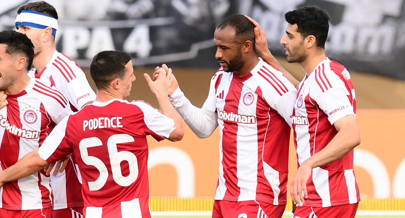 Οι «ερυθρόλευκοι» πανηγυρίσουν στο «Παγκρήτιο» / Πηγή: Eurokinissi