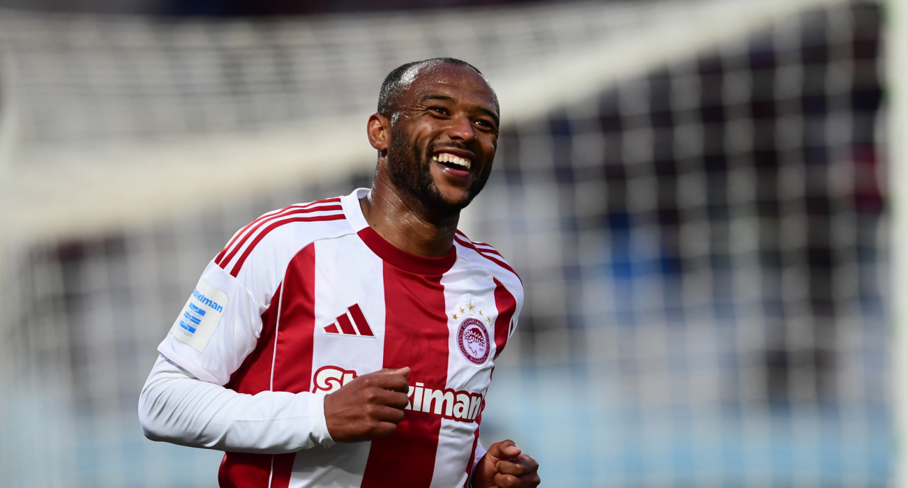 Ο Αγιούμπ Ελ Κααμπί με ένα... πλατύ χαμόγελο πανηγυρίζει το δεύτερο του γκολ κόντρα στον ΟΦΗ / Πηγή: Eurokinissi