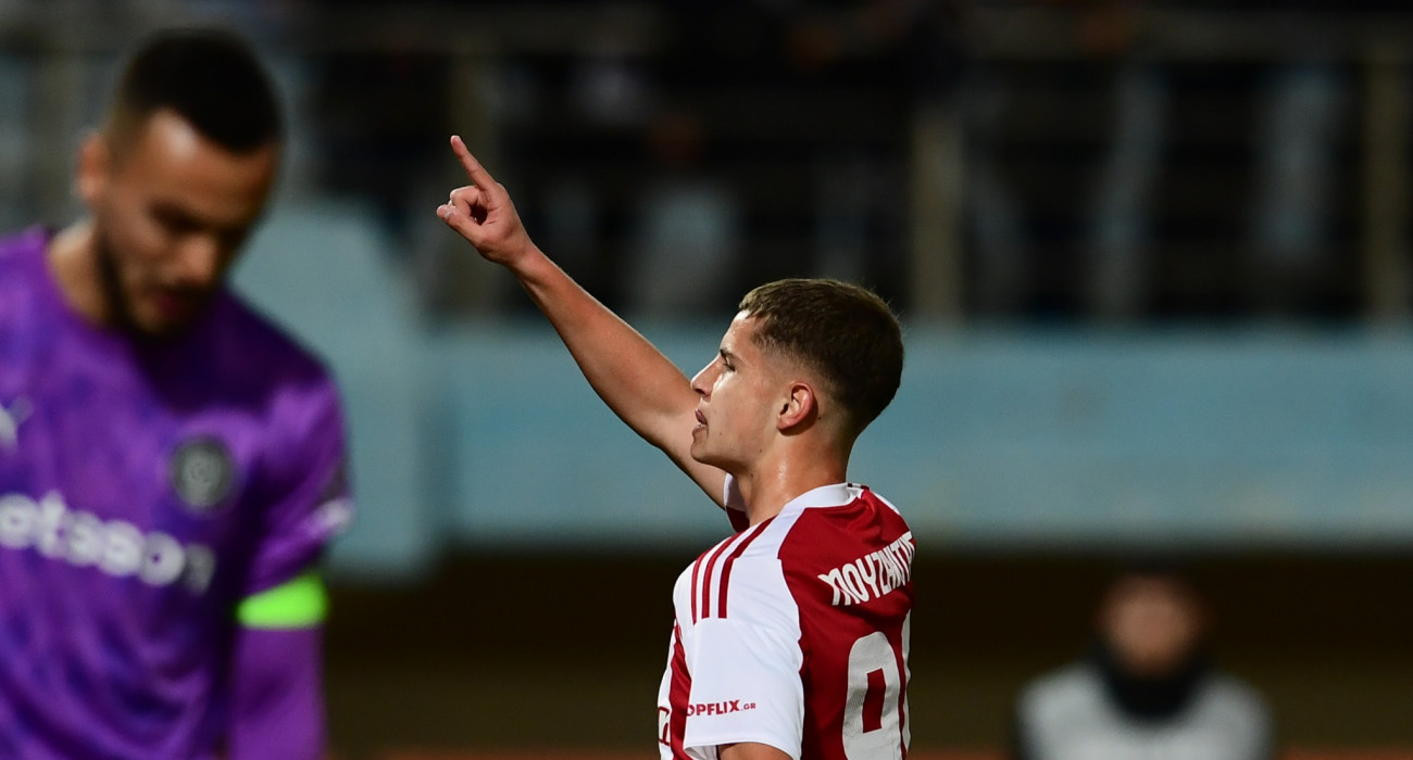 Ο Χρήστος Μουζακίτης πανηγυρίζει το πρώτο του γκολ στην σεζόν 2025/26 με τον Ολυμπιακό / Πηγή: Eurokinissi