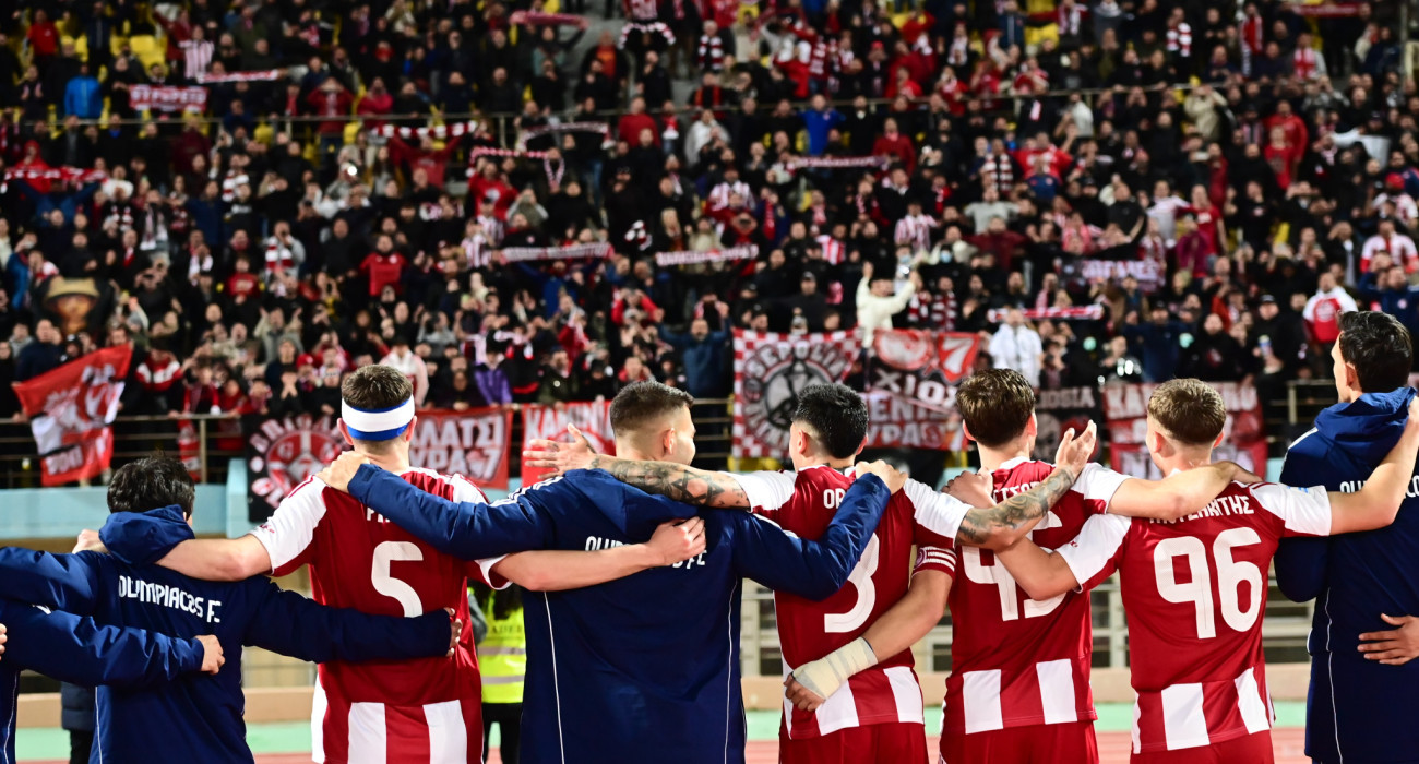 Οι παίκτες του Ολυμπιακού γίνονται ένα με τον κόσμο όπως κάνουν μετά το τέλος  κάθε αναμέτρησης / Πηγή: Eurokinissi