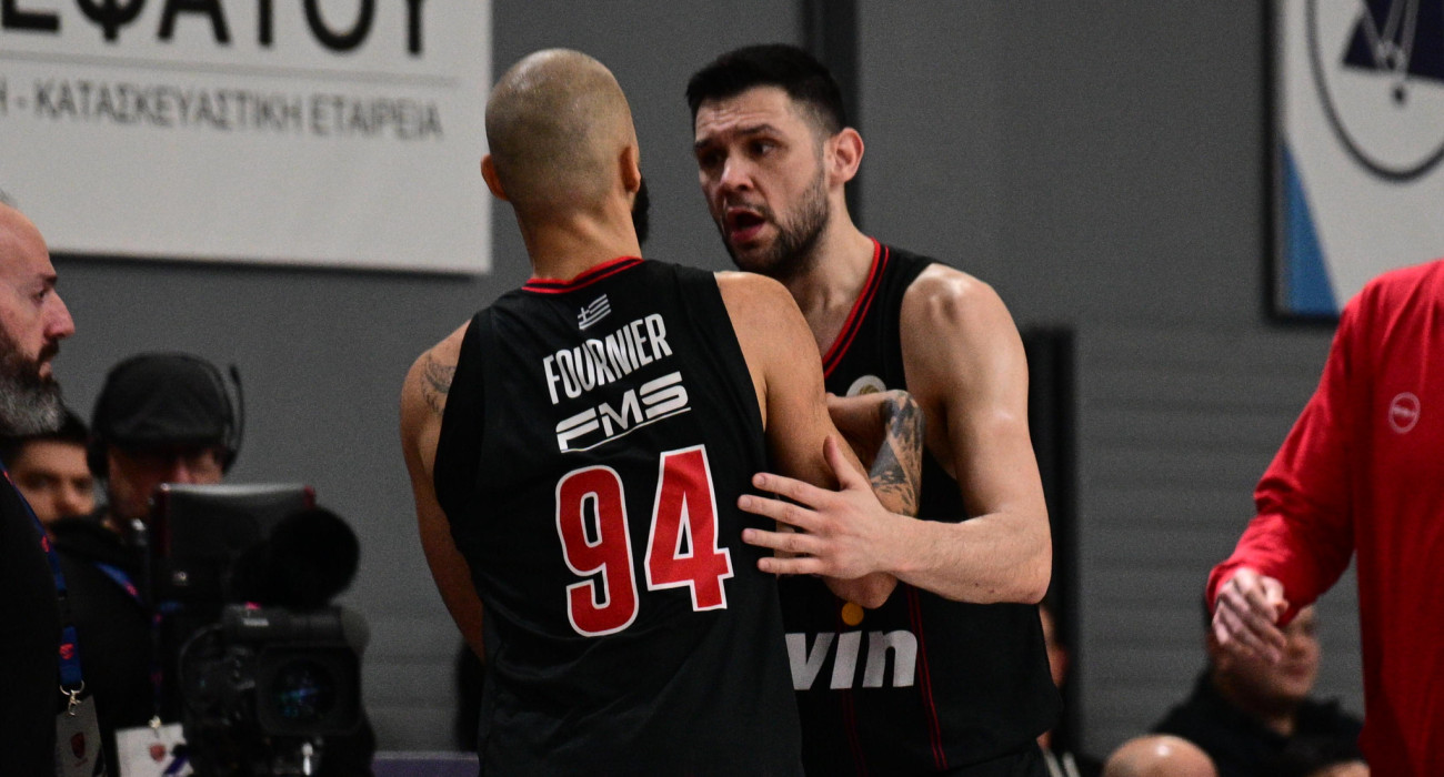 Ο Κώστας Παπανικολάου προσπαθούσε να ηρεμήσει τον Εβάν Φουρνιέ/Πηγή: eurokinissi