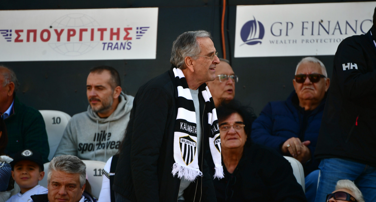 Ο Αντώνης Σαμαράς στο γήπεδο της Καλαμάτας με κασκόλ της ομάδας / Πηγή: Eurokinissi