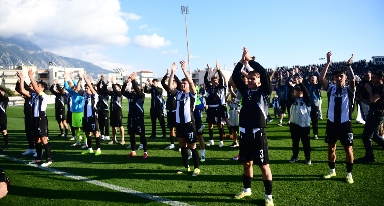 Οι παίκτες της Καλαμάτας πανηγυρίζουν με τον κόσμο την άνοδο στη Stoiximan Super League / Πηγή: Eurokinissi