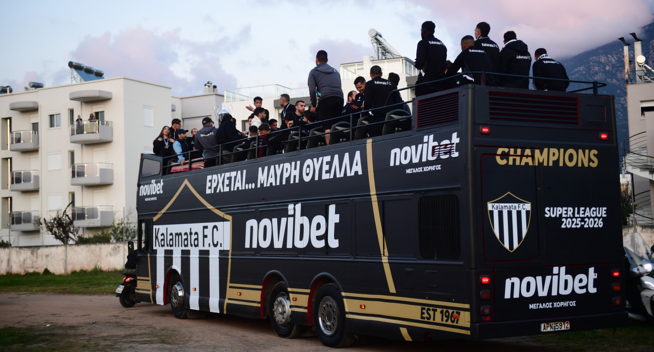Το ανοιχτό πούλμαν με τους πρωταθλητές σ' όλη την πόλη της Καλαμάτας / Πηγή: Eurokinissi