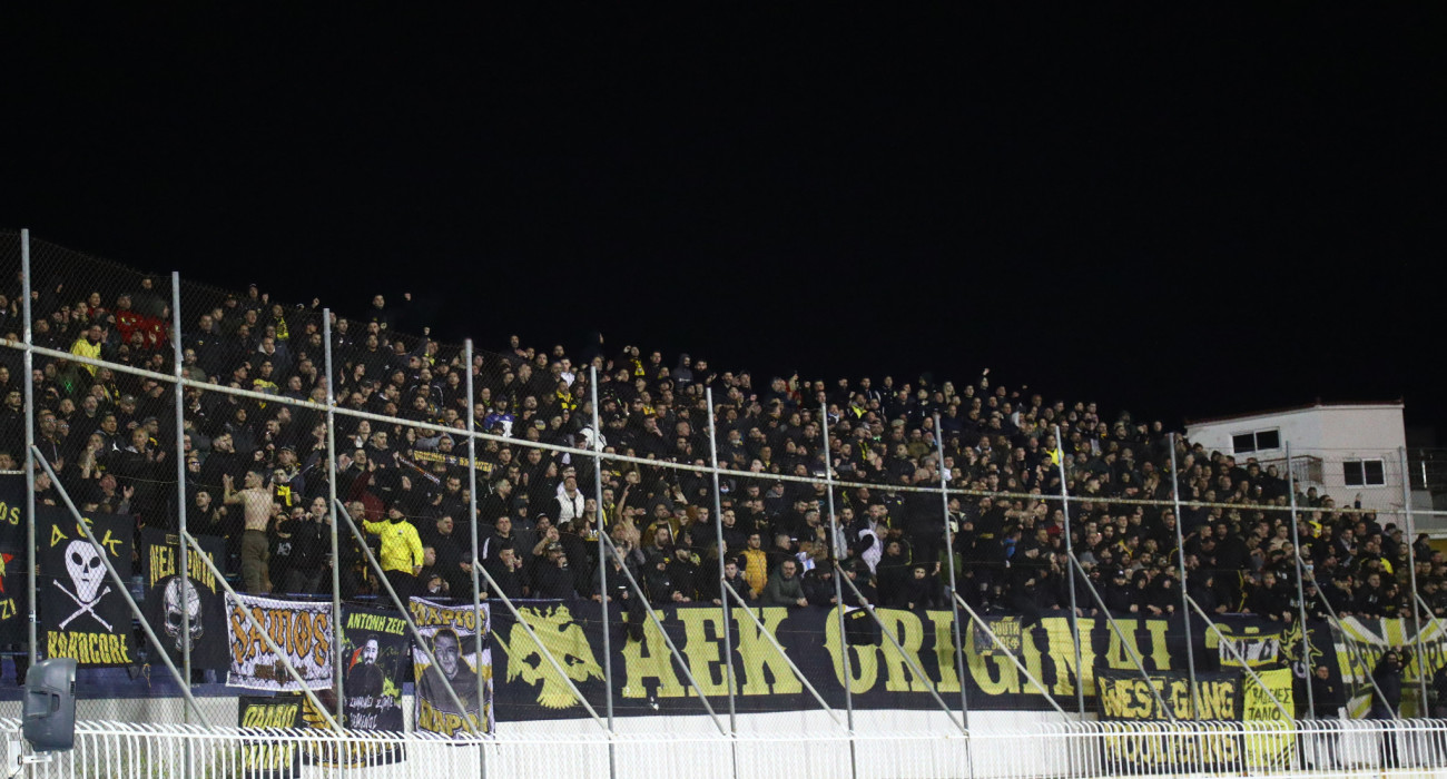 Οπαδοί της ΑΕΚ στο Περιστέρι / Πηγή: Eurokinissi