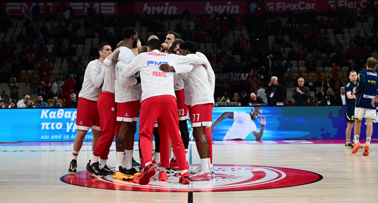 Η είσοδος των παικτών του Ολυμπιακού στο παρκέ του ΣΕΦ / Πηγή: Eurokinissi